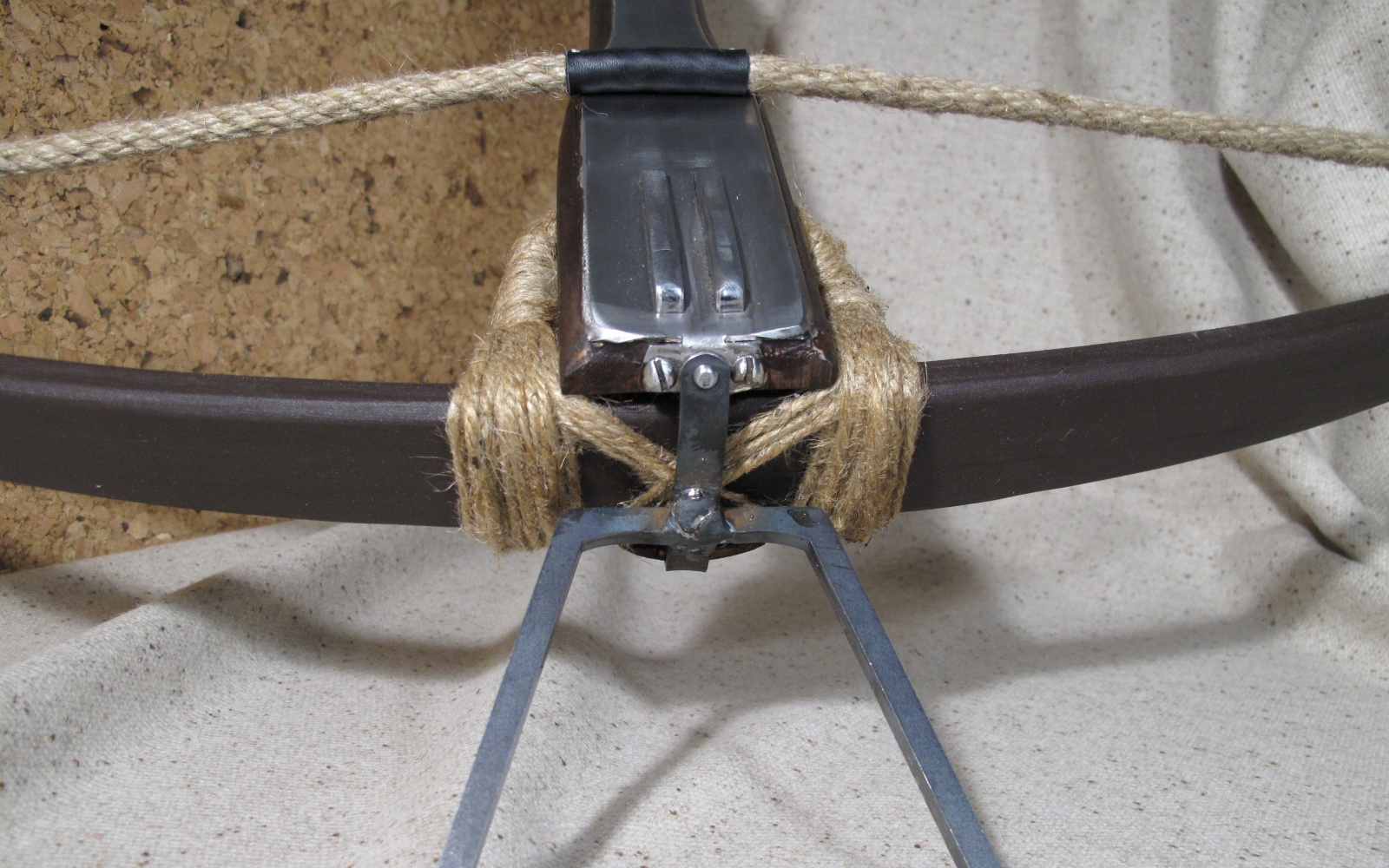 Eine gespannte Armbrust mit schöner Bindung