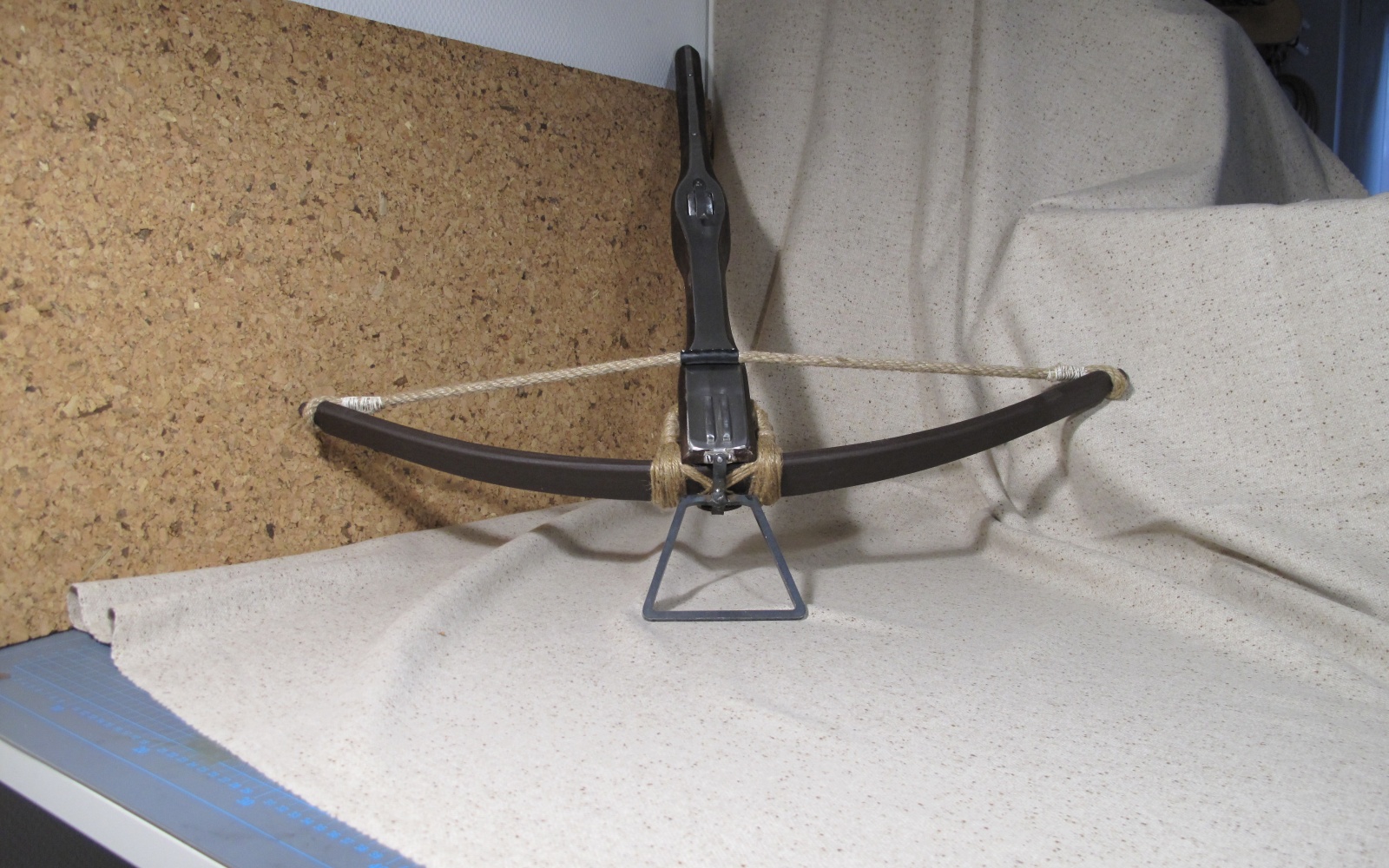 Eine gespannte Armbrust mit schöner Bindung