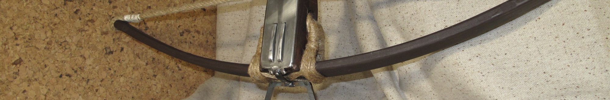 Eine gespannte Armbrust mit schöner Bindung