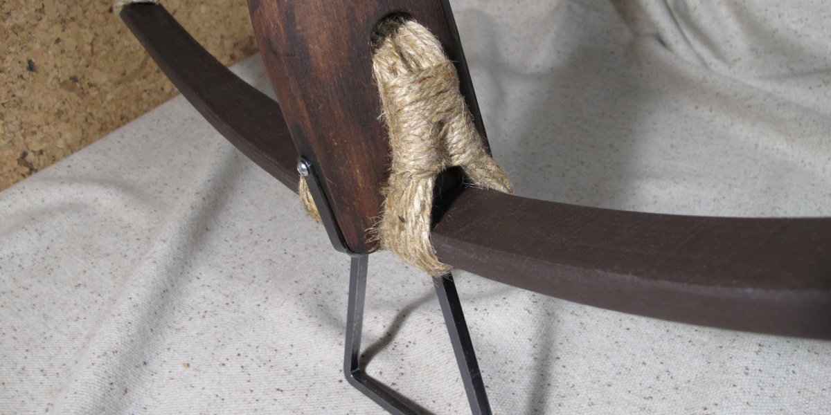 Eine gespannte Armbrust mit schöner Bindung