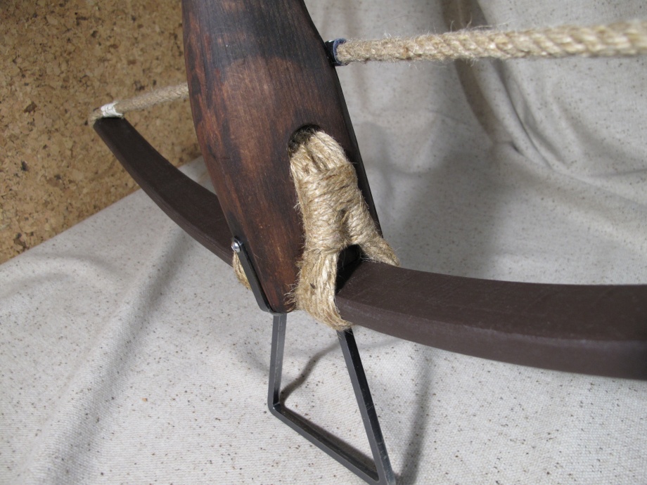 Eine gespannte Armbrust mit schöner Bindung